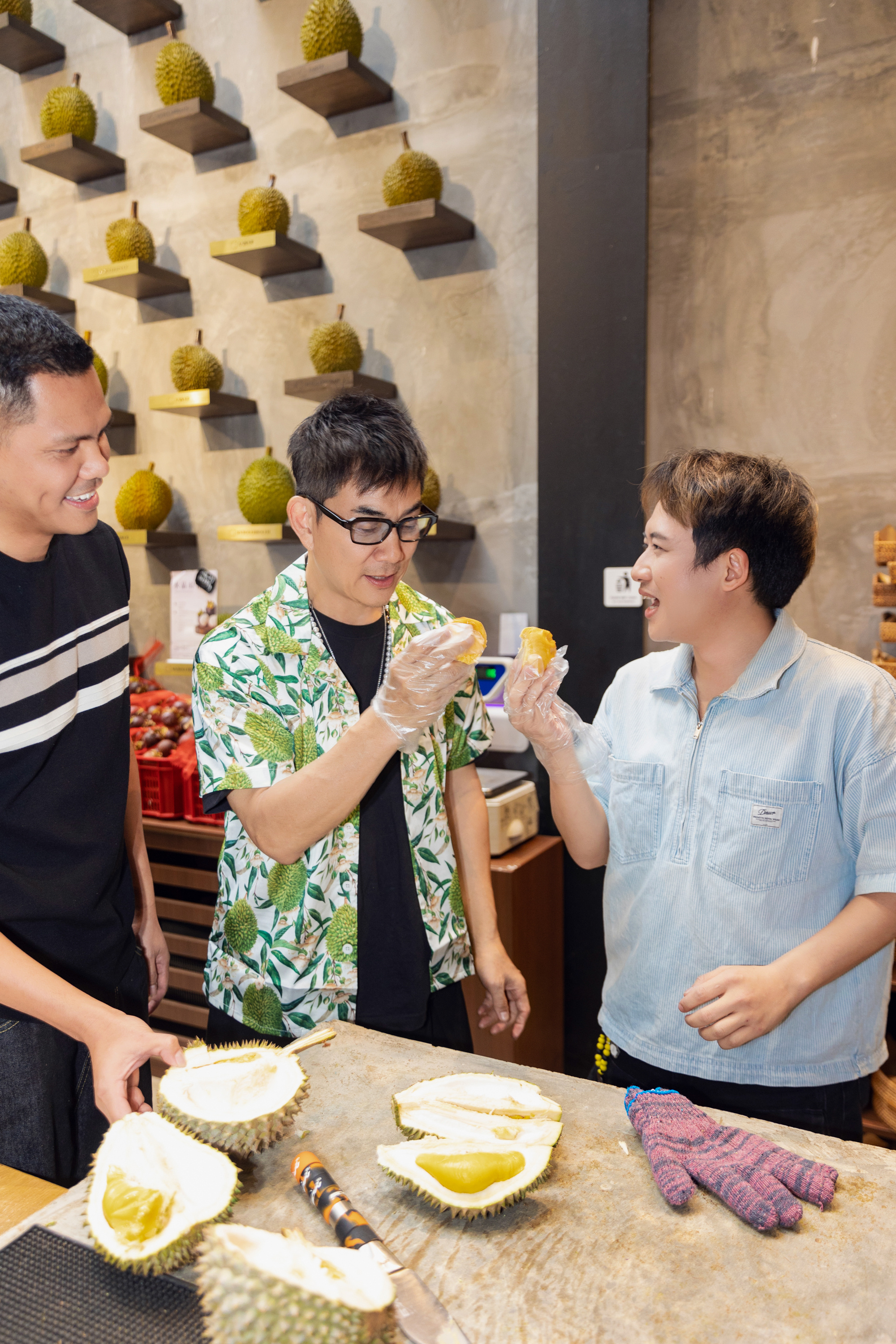 虽然我不吃榴莲，但见到榴莲也有榴莲博物馆，有200多个榴莲品种啊，也觉得很震撼～～[捂嘴哭][捂嘴哭]#任贤齐[超话]#  ​