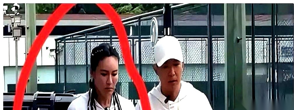 全网最狠的一记耳光，其实是刘畊宏亲老婆扇的。
他每天在镜头前扯着嗓子喊“跟我练，七天瘦十斤！”，几千万女孩疯了一样跟着跳。
结果几年跳下来，跟得最死、流汗最多、连别人休息她都在大喘气的老婆Vivi——竟然肉眼可见地变“壮”了。
不仅没变成干瘦的纸片人，胳膊的线条反而越来越硬，大腿的肌肉块越来越粗壮。