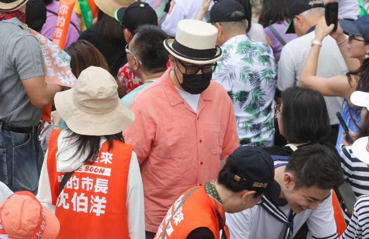 蔡康永现身台独顽固分子造势现场，品牌连夜切割！

提起蔡康永，很多观众最先想到的就是《康熙来了》里温和通透的主持人，后来他登上《奇葩说》，靠着高情商圈粉无数。多年来，他一直刻意维持着不碰政治、只谈人间烟火的公众形象。不少粉丝觉得，他只是一个懂表达、会共情的文化人，不会卷入立场纷争。

可一张现场照片