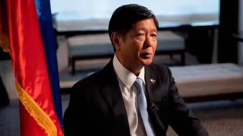 闹大了！小马科斯没想到，美军竟硬闯在菲中企，中方送上灵魂三问
近期，中菲在南海仁爱礁的交锋刚刚告一段落，菲律宾方面不仅没有消停，反而变本加厉地搞起了小动作。
前脚刚无理查扣了69名中国籍工人，后脚就爆出了更让人震惊的丑闻：几名美军人员竟然大摇大摆地想硬闯一家有中资背景的钢铁厂！
这不仅是对中国企业的