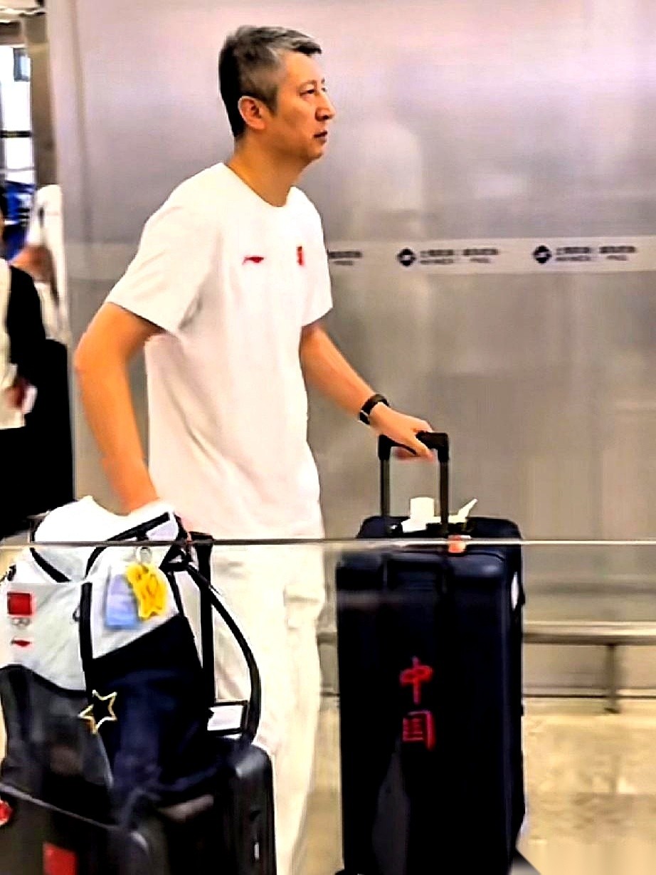 中国男篮结束这趟亚运之旅回国了。但到达大厅的接机口，却冷清得仿佛按下了静音键。
没有红条幅，没有闪光灯，连凑热闹举手机的路人都没有。
郭士强拖着大号行李箱走在最前面。跟在身后的胡金秋、胡明轩、朱俊龙，一排快两米的大个子，谁也没有抬头东张西望，只是机械地往前走。
没人交头接耳，没人停步停留。整个通道里