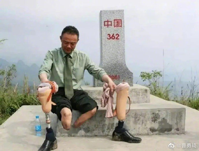 一等功臣王曙光重返战场，用伤残双腿登上者阴山主峰。他坐在自己和战友们以生命和鲜血铸就的界碑前说： 
别看我腿断了，如果祖国需要打仗，我还要第一个冲上阵地，最后一个下来！[泪] ​​​