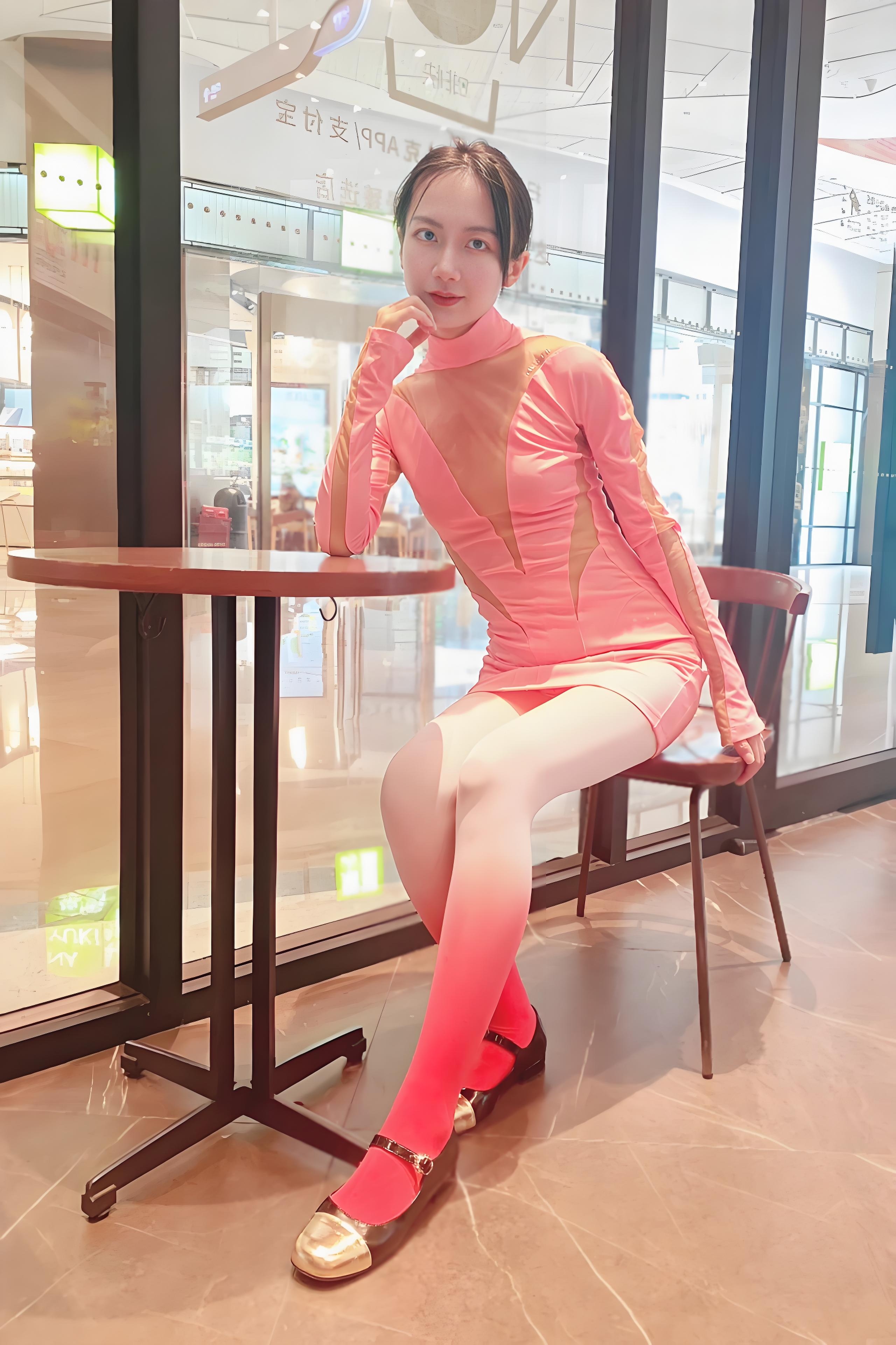 长腿美女街拍美照，第一眼看上去有几个亮点，你觉得在哪里？金头平底鞋有点...