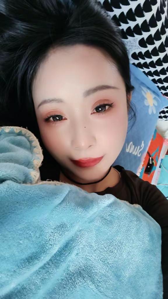 我的解压方式是:独处，躺平，刷，不和任何人说话～