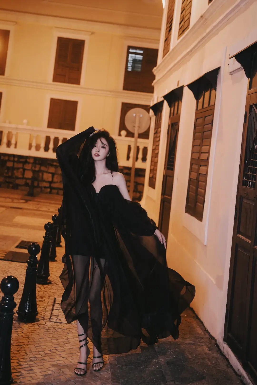 夜晚的优雅漫步，黑色长裙飘飘，尽显都市女郎的魅力。(吴宣仪)