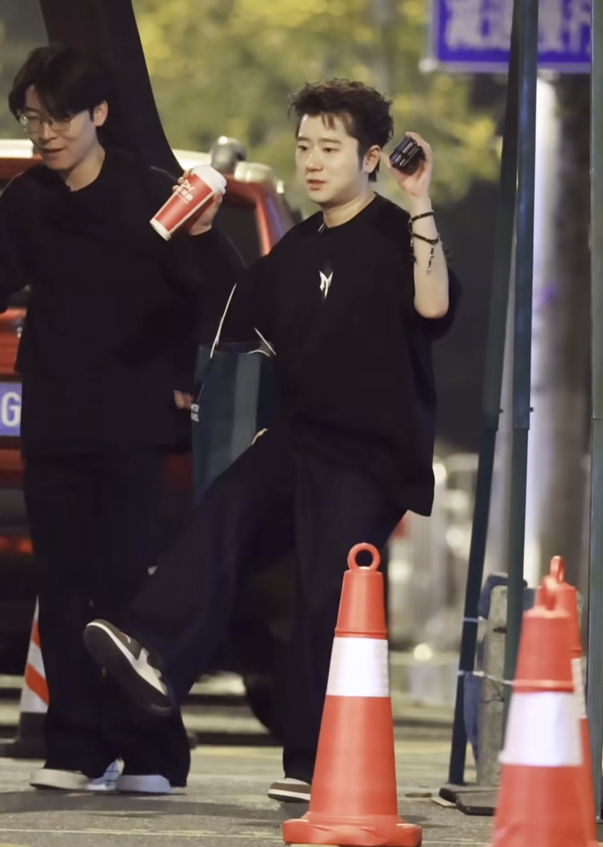 王以太艾热闪身步浪子踢球，魔性舞步下班打卡，rapper反差萌笑翻网友
披荆斩棘2026的艾热与王以太，下班路透意外出圈。二人跟风玩起全网爆火的魔性舞步组合，连贯上演闪身步+浪子踢球。
平时舞台上气场十足的说唱歌手，私下认认真真对齐动作卡点，认真又略带笨拙的样子，反差感爆棚。舞步本身魔性洗脑，两人默