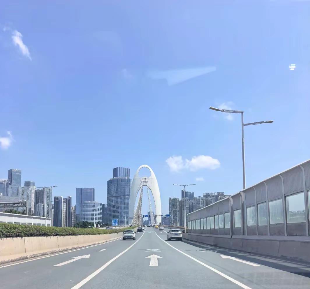 大车不笨重！奕派M8新手也能轻松驾驭。提奕派M8之前，一直担心五米大车难开、停车费劲。实际开下来完全多虑了，方向盘轻盈精准，转向手感很顺滑。市区穿行、小区窄路会车很灵活，掉头一把就能过，没有笨重感。车身跟随性很好，底盘调校稳，过减速带颠簸感很柔和。不得不说这车还是挺好开的，感觉新手也能很好的掌握！