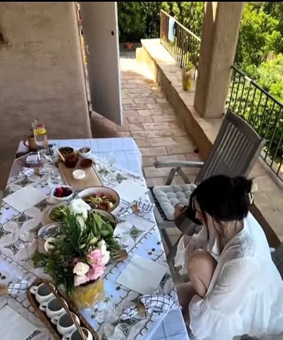 没想到何穗下厨那身打扮竟像在走秀 ​