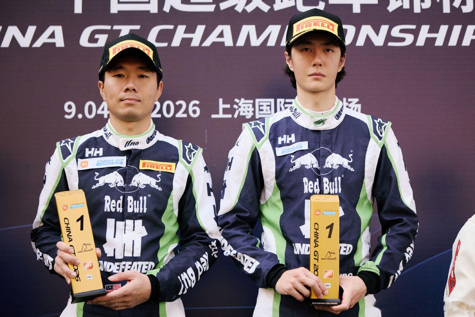 #王一博获赛季首冠#

这是85 号穿透热浪与水雾、用每一圈的硬核节奏和实力写就的纯粹赛道表现！

恭喜王一博和他的85号车组获2026赛季CHINA GT 上海战GT3 第一回合正赛 AM+组别冠军🏆

#王一博2分03秒520# ~#工作室晒王一博捧冠军奖杯照#~#王一博ChinaGT上海站夺冠##王一博[超话]#
​