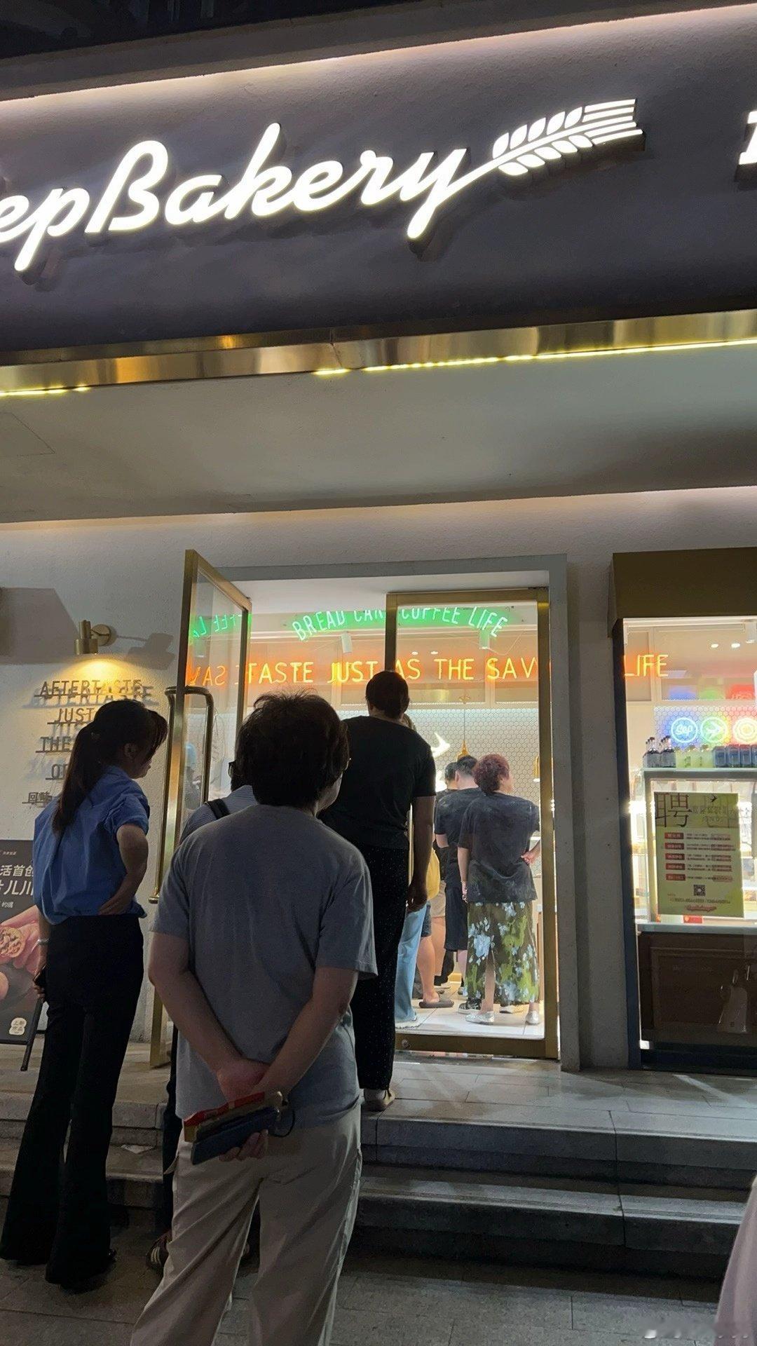 农民工返乡进行时[卡皮巴拉]/什么月饼要排队买[来] ​
