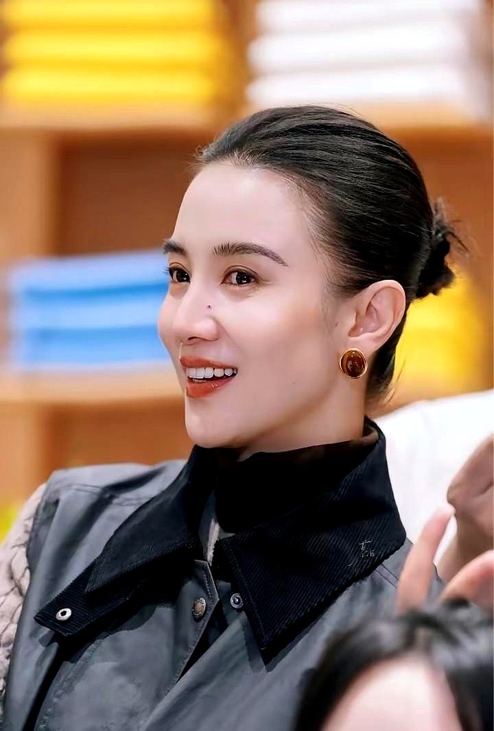 带过那么多顶流，杨天真被问到最喜欢谁，脱口而出的居然是宋佳。

两人认识整整20年，宋佳是她带的第一个艺人。内娱太多明星总想着“既要又要还要”，演着戏还想狂接代言、疯狂刷综艺赚快钱。宋佳偏不，广告综艺极少碰，心思全死磕在演戏上。

结果呢？一部《山花烂漫时》，白玉兰、金鹰、飞天三大奖视后被她拿了个遍