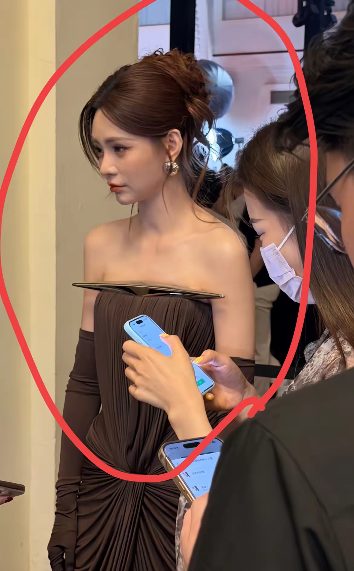 沈梦辰，真的是非常典型的医美产物，
不过，她算是很成功的案例了。她底子好的地方就是身高了，其他的弯弯笑眼，脸型都是科技的结果了。
 
沈梦辰不避讳自己做过面部微调，也公开聊过医美保养。调整过后整体气质清爽，颜值提升肉眼可见。
 
医美想要做到自然好看其实挺难，不少人花大价钱也达不到理想状态。当然，本