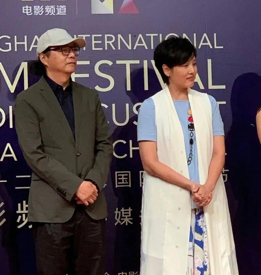 60岁张锦程首谈离婚真相：男女只是荷尔蒙反应，等女儿21岁出国读书才办手续，前妻签约复出状态比他好
李婉华YouTube频道直播里，张锦程起初支吾，随后说出“男女只不过系荷尔蒙嘅反应”时，弹幕静了一瞬。这句话不是八卦周刊的标题党，而是一个刚结束23年婚姻的60岁演员，在熟人局里卸下防御后的直白。
从