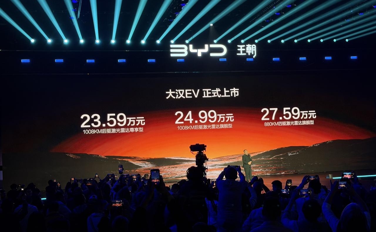23万多就能买到双腔空悬、后轮转向、电吸门？比亚迪大汉一上市，隔壁合资4S店估计得连夜开会了。

这次一共3个配置，23.59万到27.59万，最狠的是配置单——以前这些玩意儿哪个不是顶配专属？现在全系一视同仁，低配车主再也不用听销售那句“要不您加个选装包”了。

零重力座椅我是真心动。想想每天早高