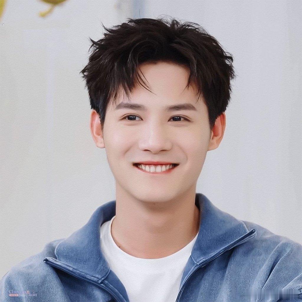 #郑业成# 我挺喜欢带娃追星的，为什么呢，因为我粉的是郑业成。
这是我粉郑业成的第六年，因为时间久了，也越来越了解郑业成，他不骄不躁，善良，越靠近他，越觉得他是个温暖的人。
他的才能不用多说，我可以跟娃说，大成叔叔会的可多了，你要向他学习，多学本领，给娃看郑业成的视频，比如骑射比如舞 ​