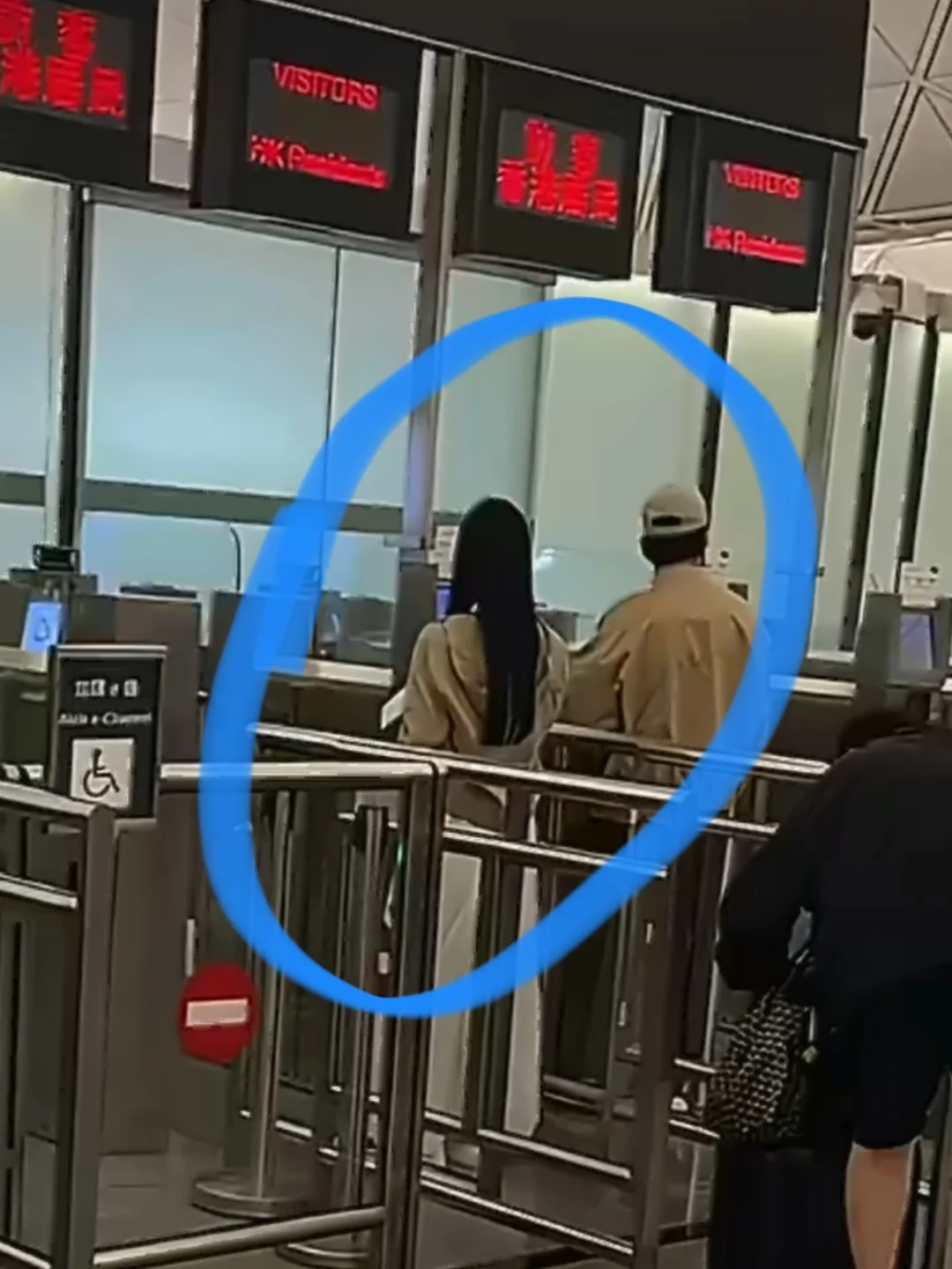 天呐！林俊杰和女友七七穿情侣装游玩