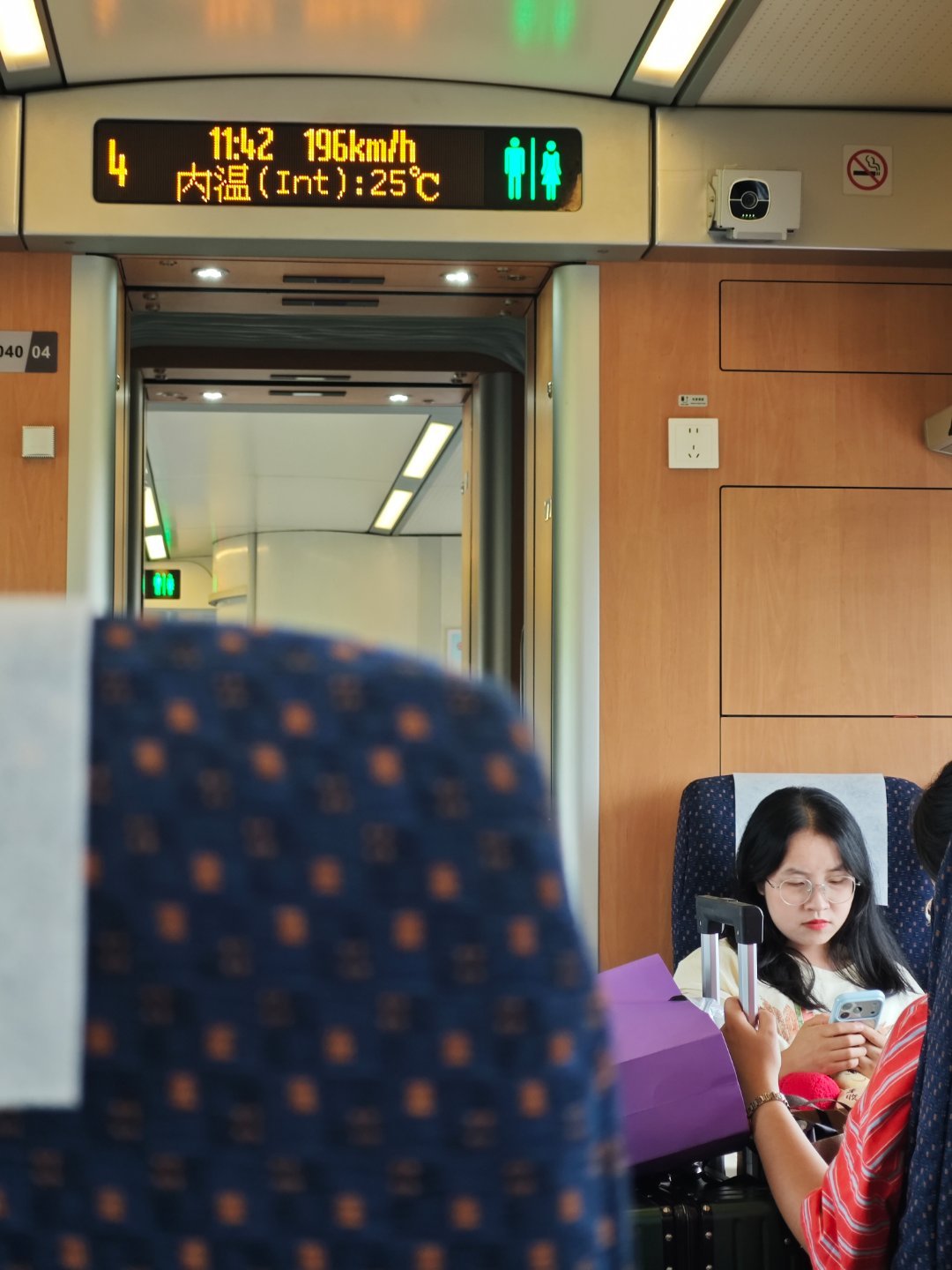 《旅行路上的故事-1193·》那些值得一去的地方（四川），广元女儿节走起~

川北，广元女儿节走起。
车站人好多，车上人好多。

不知道广元那边人多不多。
下午3点半到，住下来得去踩踩盘子。

后边几天，天天有活动，不知能拍点啥。
主要看点是9月1晚8点，焰火晚会+无人机表演+嘉陵江夜景。

动车出行就 ​
