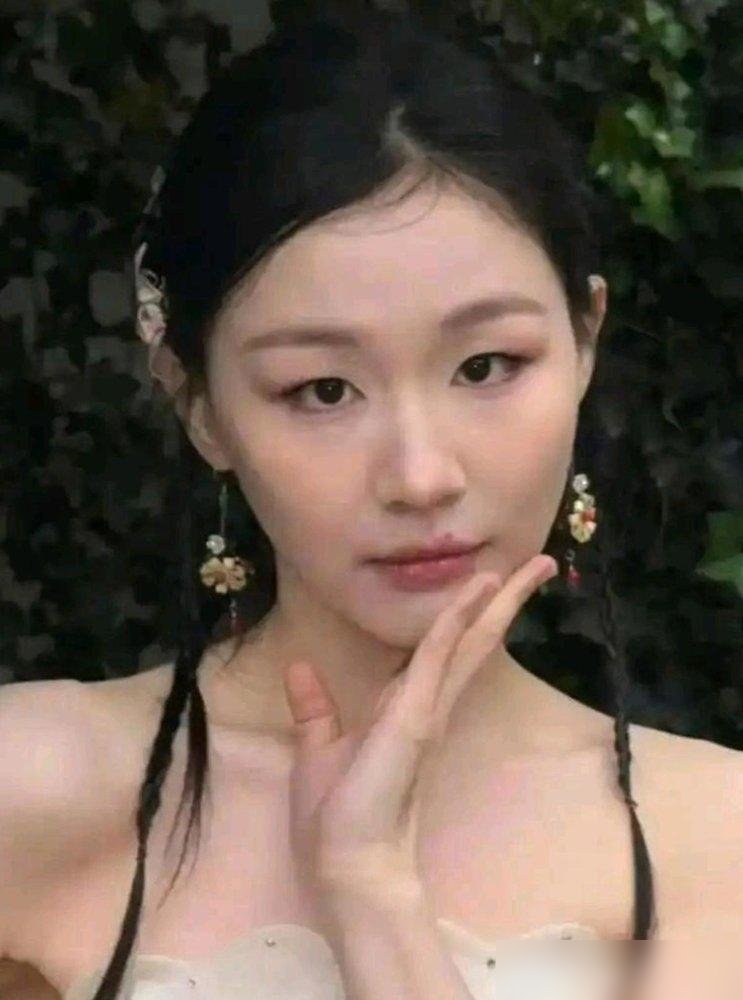 金靖当着镜头对迪丽热巴来了一句，你长得好美，心好丑。
全场瞬间安静，热巴脸都僵了半秒。结果金靖自己先笑了，补一句，我律师函都准备好了。气氛才又活过来。
这话换个人说，早被骂上热搜三天。但金靖说，大家就哈哈一过。为什么？因为她太清楚自己这张脸在娱乐圈的定位了。
没颜值优势的喜剧女艺人，想出头，就