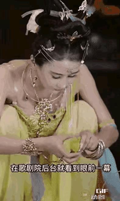 女生吃东西都是这样吗？[大笑][泪奔]