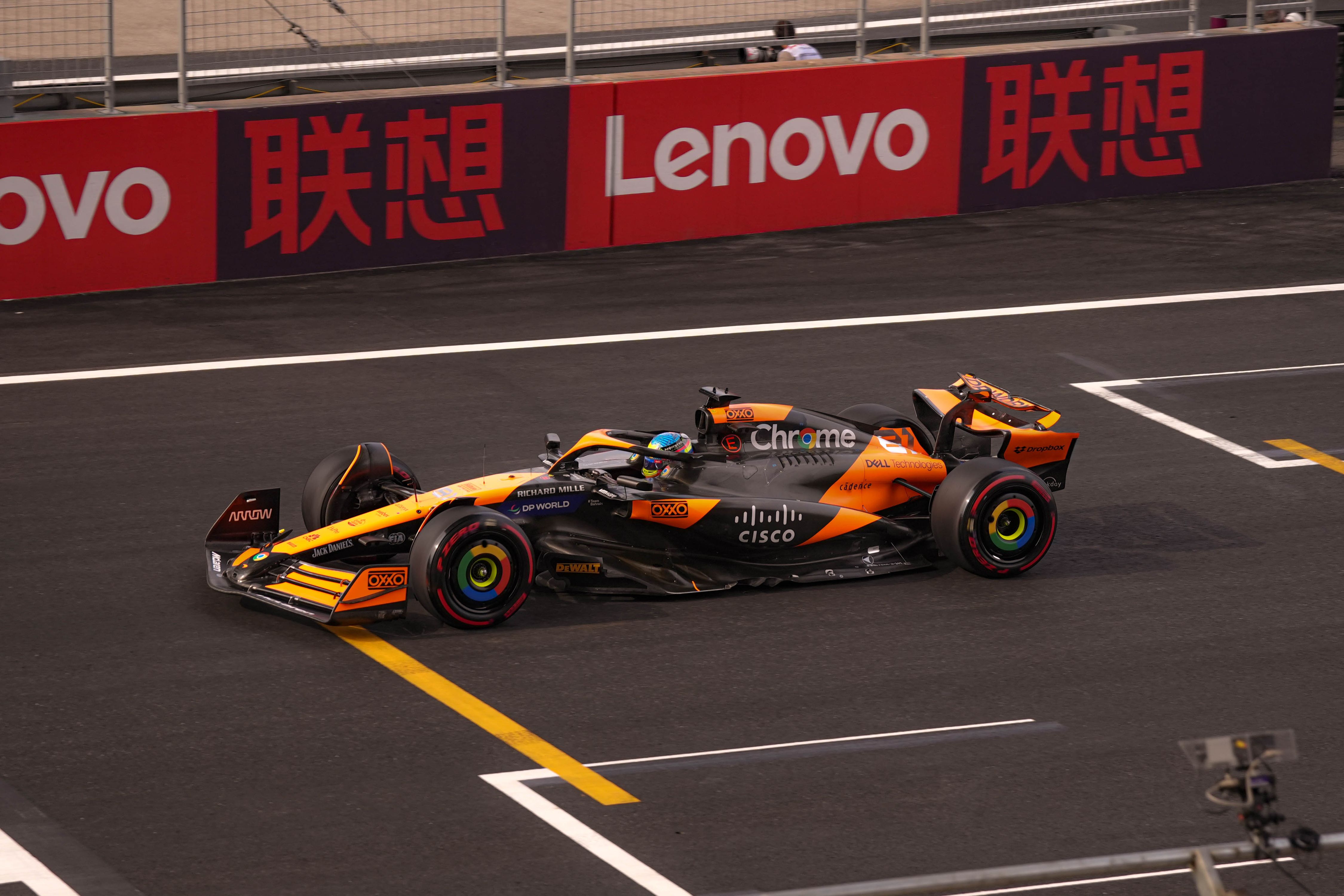 F1 美国站：电能占比接近五五开，圈速分布为什么变了
以前的 F1 赛车，内燃机是绝对主力，电能输出占比大概只有两成多，圈速基本靠发动机的马力大小决定。今年电动化比例提上来之后，电能和内燃机的输出差不多是一半一半的水平，这个变化带来的一个很直观的现象 —— 不同赛道上的圈速差距，和往年的排序不太一样