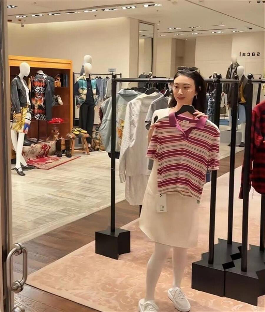 网友偶遇景甜买衣服，人很瘦皮肤很白，大明星确实和普通人不一样 ​