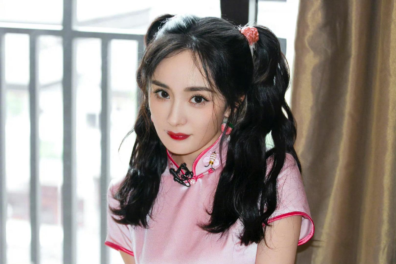 这个是直接拿我修的图去二改了吗！？？[苦涩][疑问]
图一是工作室发的原图 图二是我修的在8月24日就发在超话里了 图三是我在超话蜜蜂开饭里刷到的是今天发的[裂开][融化] ​