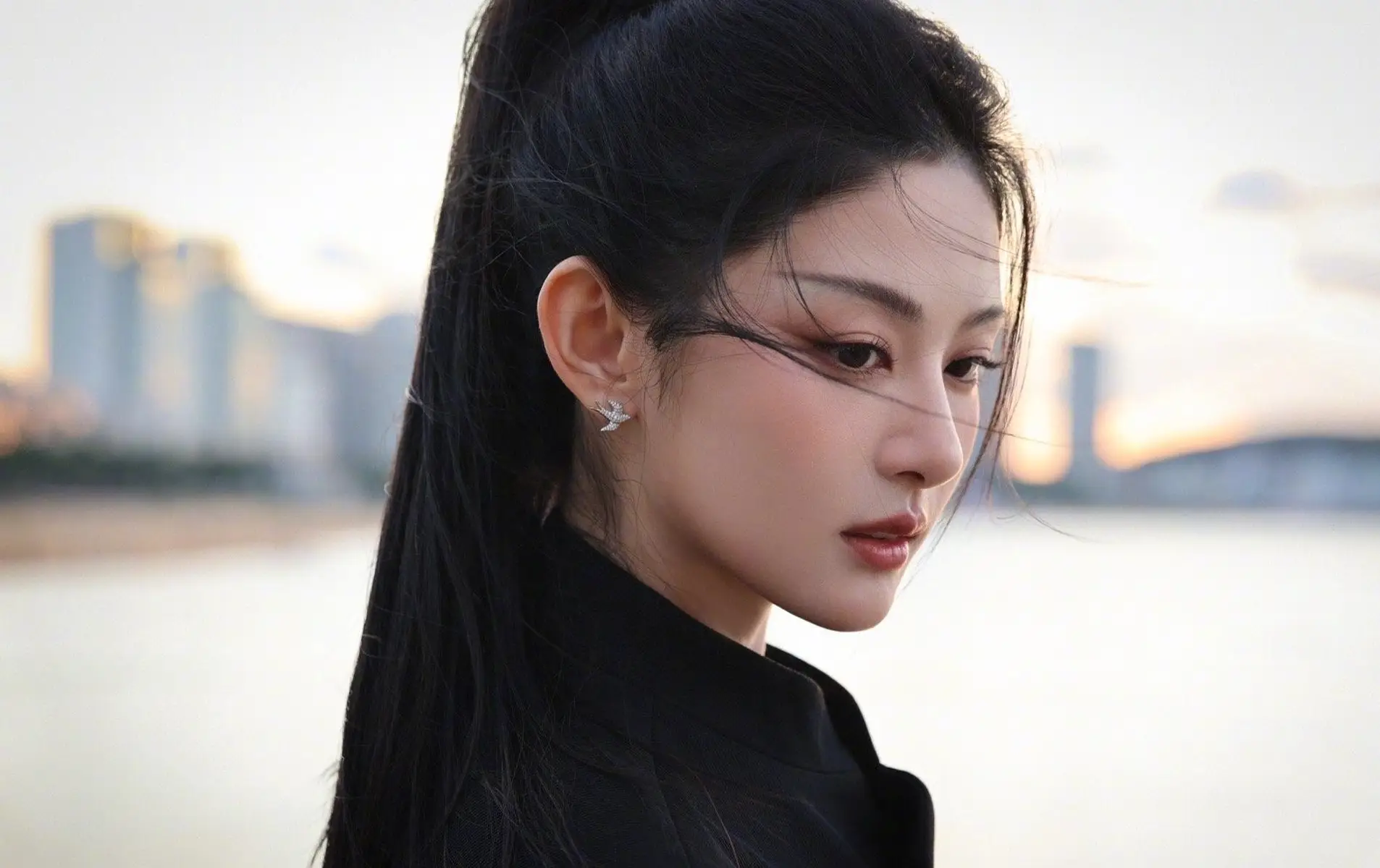 赵晴穿新中式黑裙高智感十足 手中拿箭英姿飒爽。10月20日，赵晴的一组...