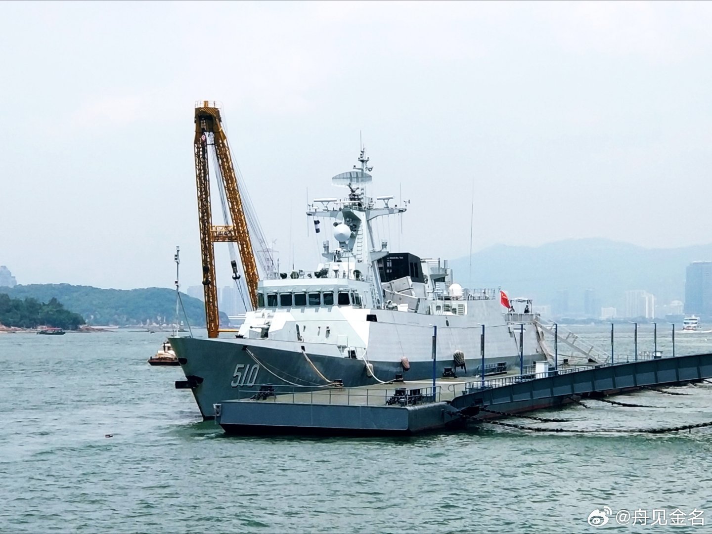 #中国海军[超话]# 🇨🇳人民海军三代“宁德”舰⚓️   
第一代：国产037型猎潜艇  682宁德艇
第二代：国产056型轻护舰  510宁德舰
第三代：国产054A改型护卫舰  510宁德舰
其中，第二代、第三代宁德舰同名同号，革命薪火永相传！第二代宁德舰2021年转隶中国海警，现为3104南域舰[浪] ​