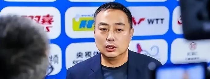 刘国梁恐怕怎么也没想到，折磨他许久的不是那些满天飞的举报信，而是一份冷冰冰的WTT报告。当国际乒联把账本和流程彻底摊在阳光下时，过去那套“关门办事”的旧惯例彻底玩不转了。2025年4月他辞去中国乒协主席，2026年3月卸任WTT董事会主席，两把实权椅子都交了。可真正让事情回不了头的，是2025年那份