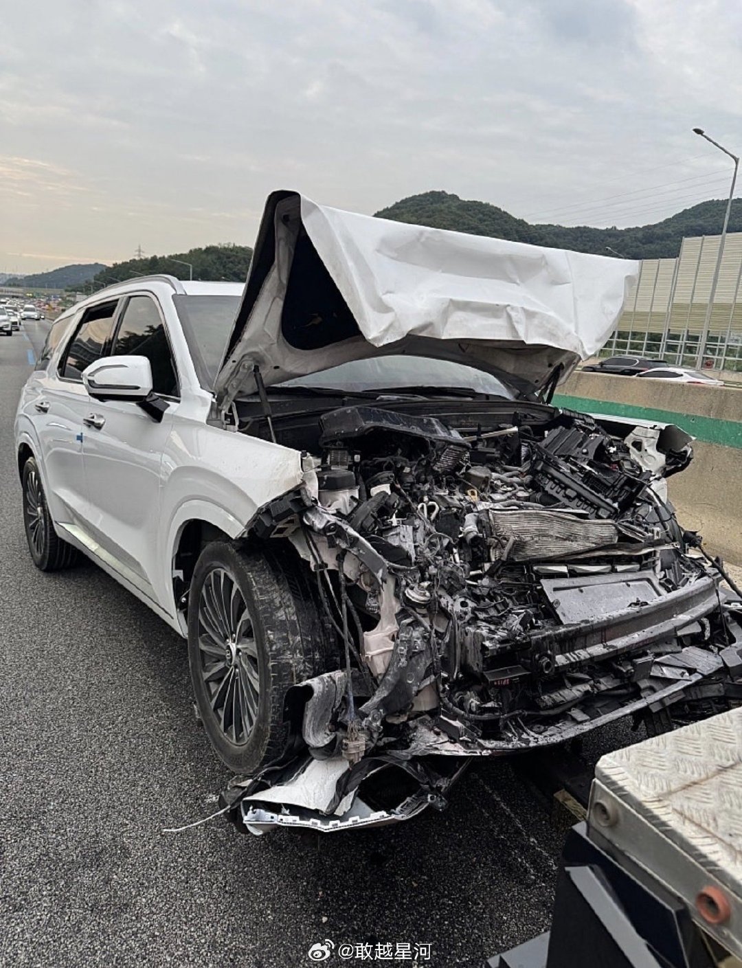 撞得稀碎 比亚迪在韩国被现代帕里斯蒂追尾#大V聊车[超话]##比亚迪# ​