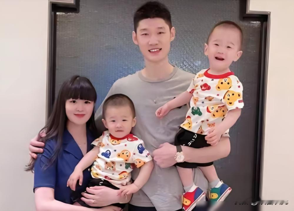 CBA顶薪的胡金秋，16岁时还是个穷小子，却把游泳队的富家千金王璐追到...