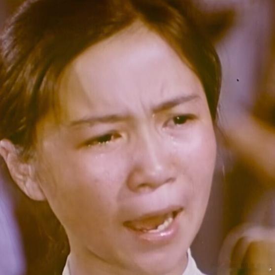 《电影《海霞》难产记：导演换了三茬，样片作废，吴海燕、蔡明同台出演，成了几代人的青春》电影《海霞》1975年上映，可它差点被“枪毙”三次，导演换了一拨又一拨，选角闹得整个北影厂鸡飞狗跳。 ​