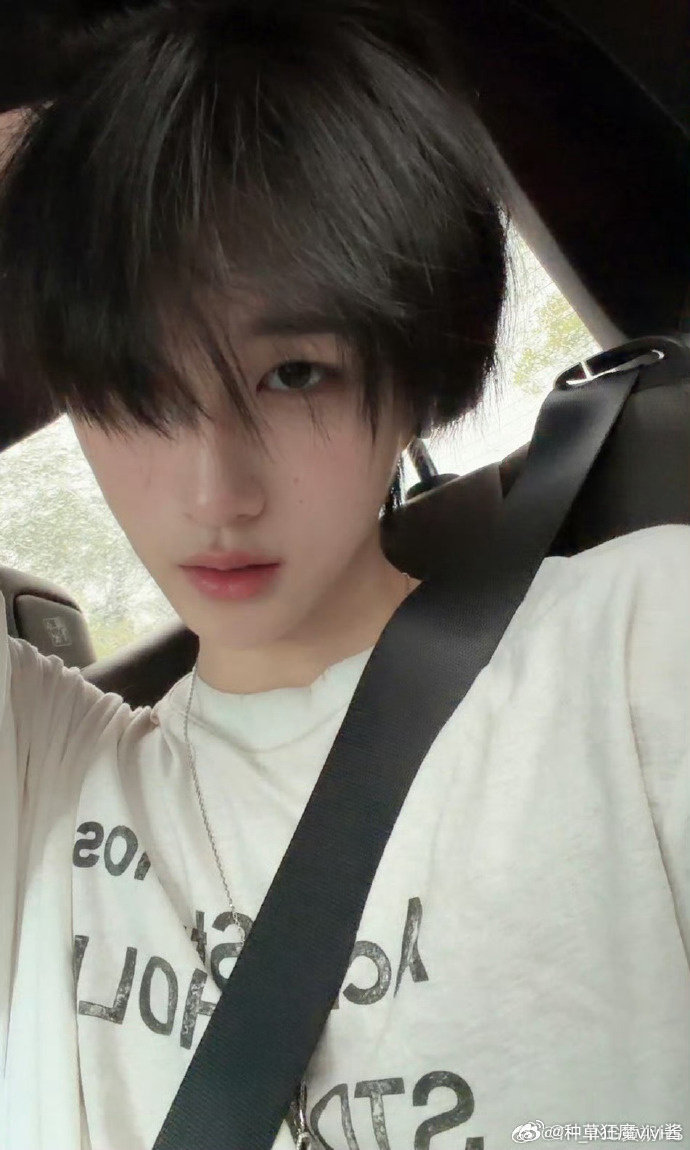 #黄朔安慰粉丝# 
黄朔在高会给粉丝唱了《同手同脚》🥹🥹
朔哥一直都内心细腻，不会让每一个喜欢他的人难过～#黄朔给粉丝唱同手同脚# ​#娱乐[超话]# ​