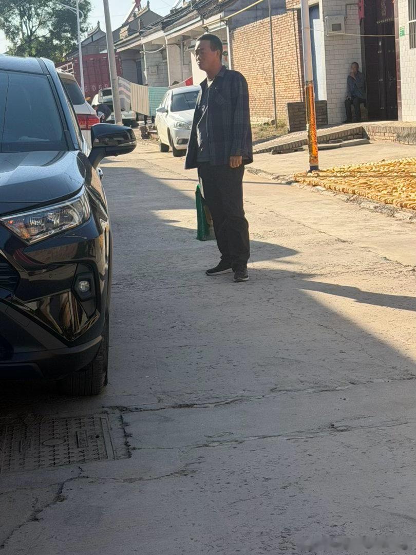 联通工作人员上门入户，到家中现场办理业务。省去跑大厅的麻烦，实实在在便民服务，网络稳、服务好，值得信赖。原来我每月219元话费，变更后每月99元，实际省了120元，非常感谢联通#中国联通陕西客服# 中国联通客服 ​