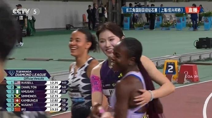长三角国际田径钻石赛女子100米栏决赛，中国选手吴艳妮在第一道登场，成...