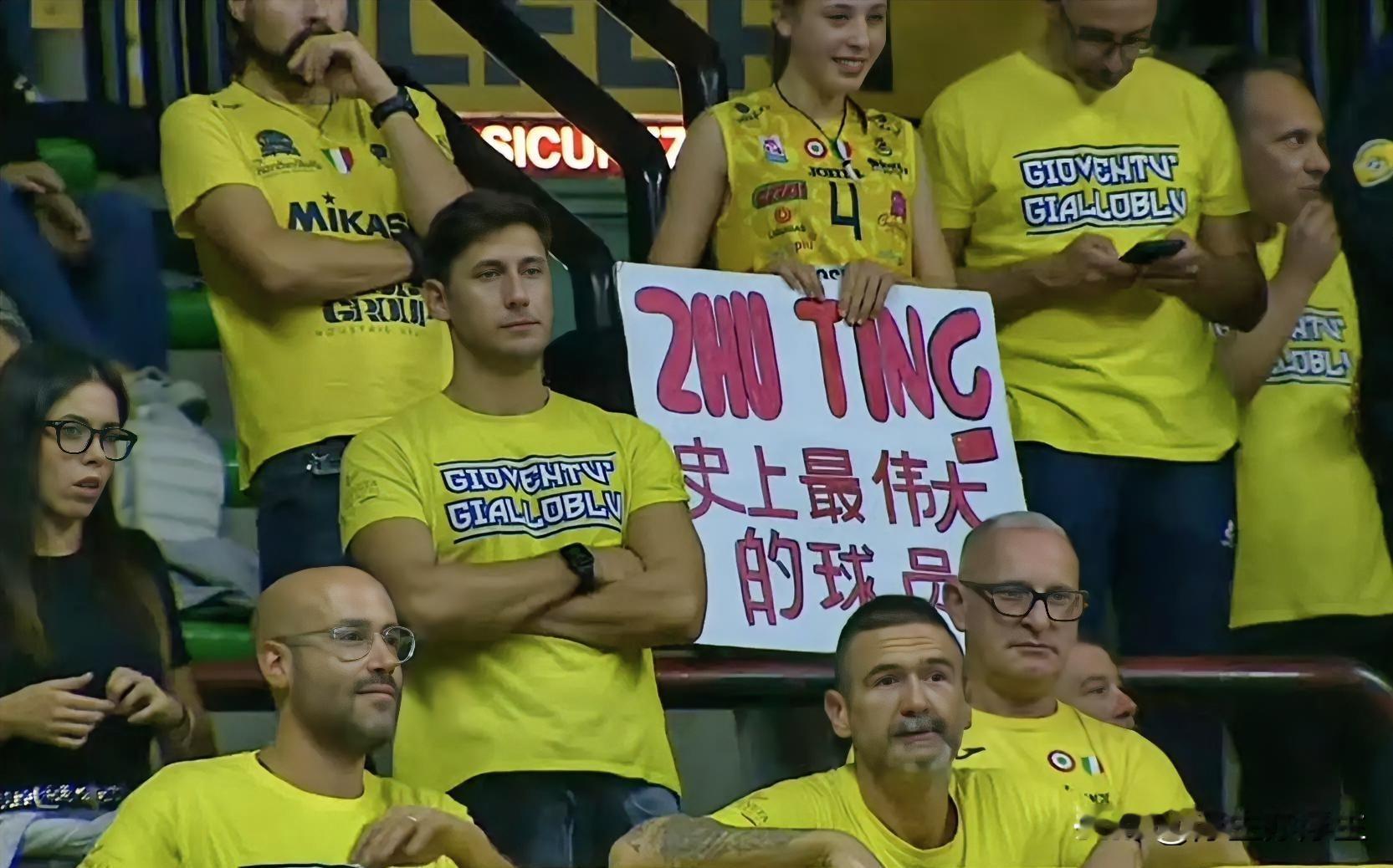 “zhuTing（朱婷）是史上最伟大球员”！这是意大利球迷在意甲赛场举的标语牌，今年意甲前5轮，朱婷全面开挂，场场首发主打，发挥神勇，大有2017年在土超瓦基弗银行时的巅峰状态……

在意甲科内利亚诺，朱婷算是个人荣誉最多的明星球员，但她从不居功自傲，无论训练还是比赛，严格执行教练组的命令，从不耍大