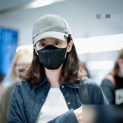 张小斐这身机场穿搭，把“松弛感”三个字焊死在身上了。
灰棒球帽，牛仔衬衫，浅蓝牛仔裤，浑身上下没一件大logo。别人机场走秀，她像出门买个菜，偏偏高级得让人挪不开眼。
再看前一天晚上，芭莎红毯直播突然空档一分多钟。原定艺人没出来，主办方急得临时把她从后面拽上去救场。她穿着绿色丝绒裤装，稳稳当当走