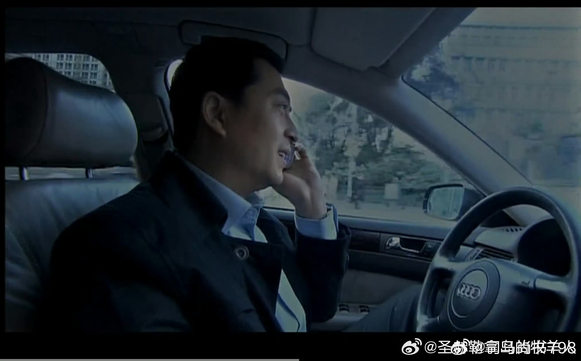 宋思明｜公务座驾
 
公务正式用车：奥迪A6L（C6世代，2005–2011款）
 
设定解析：
宋思明身为江州市市长秘书，公务通勤、参加会议、陪同领导出行，使用单位配备的奥迪A6L，是2000年代国内标准公务轿车，外观四平八稳、低调克制，符合公职人员对外本分内敛的形象，不容易惹人非议。
 
车牌：剧中公务号 ​
