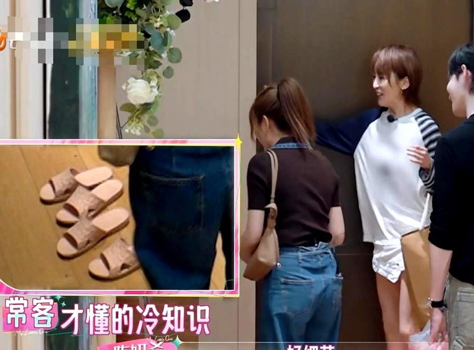 去别人家做客连拖鞋都要自己带，关键还必须是带厚底的，谢楠这波操作真的让人笑出声。
官方资料写着一米六四，其实放普通人堆里根本不算矮。可她只要出现在镜头前，脚上那双厚底松糕鞋就像直接焊死了一样，走哪儿踩到哪儿。
更逗的是，这种对高度的执念居然还是“夫妻同款”。
前阵子吴京去路边摊吃烤串，大晚上被