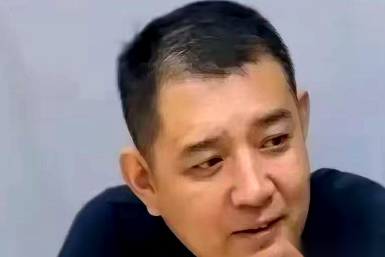 山东男篮欠薪那几年，主教练巩晓彬找熟人借出两千多万给全队发工资，签字栏里写的是他自己的名字。
钱到账了，队员领到了钱，后来俱乐部彻底还不上了。
法院的限制高消费名单一出，这位带队打客场的主帅，身份证在高铁和飞机闸机前直接报红。
那是2018年到2021年间的事。投资方资金链吃紧，从主力队员、助教到端
