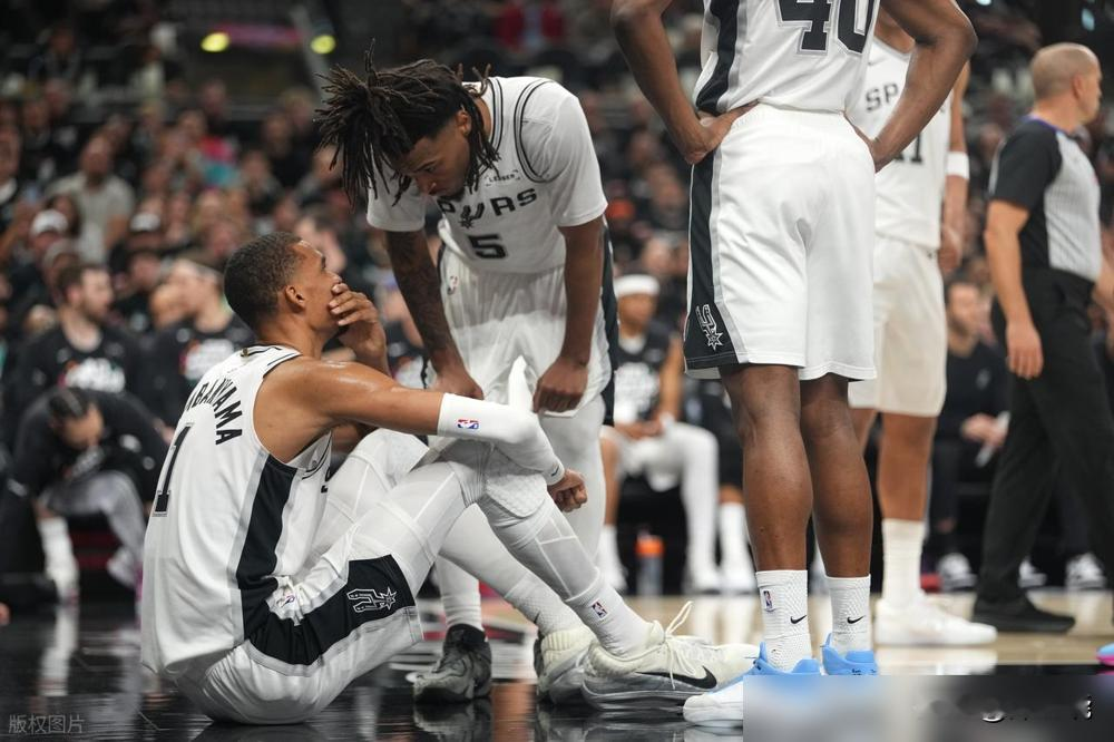 聊聊文班亚马，这高个真太让人揪心！20岁的法国状元，7尺4的身高站在场...