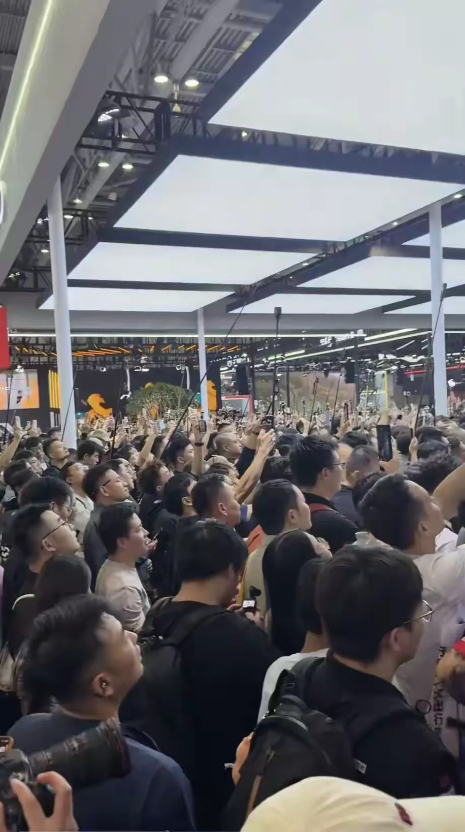 五车齐发！国产机车硬核突围，顶配仅为进口十分之一，摩博会现场炸场
9月19日，2026中国摩博会现场，张雪机车在N7展馆举行新品发布会，一次性推出五款全新车型，售价区间从27980元到138000元不等，创始人张雪亲自站台讲解，称顶配车型同配置国际品牌售价可达150万元，自家售价不到其十分之一 。