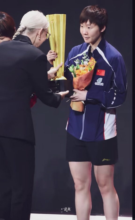 王曼昱的眼神与索林的低腰