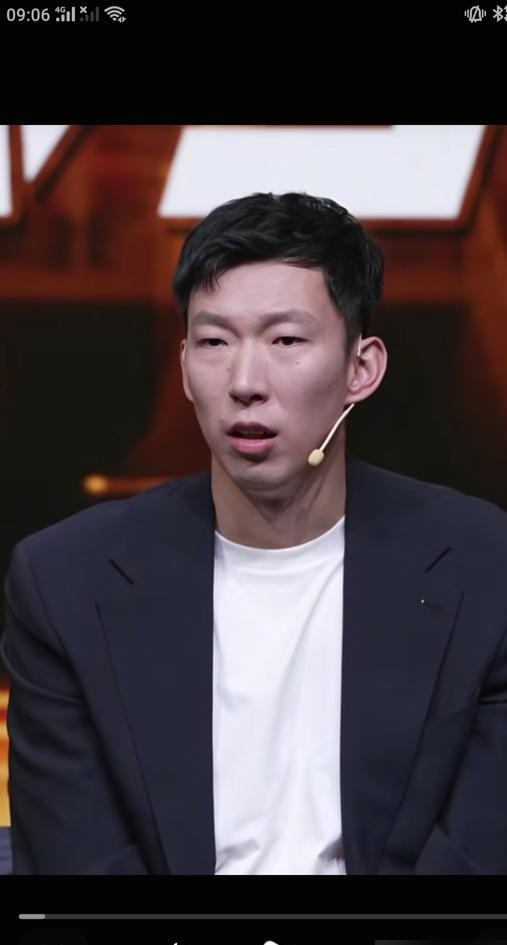 周琦这次在直播连麦里公开吐槽教练，算是把更衣室里那点不能说的秘密全抖搂出来了。
他说最烦那种水平半吊子、还特别喜欢端着架子当祖师爷的教练。同框的媒体人想拦都拦不住，话音一落，整个圈子直接炸了锅。
有人觉得他说得痛快，国内有些教练除了在场边摔战术板、扯着嗓子骂人，真遇到硬仗根本拿不出像样的临场应变