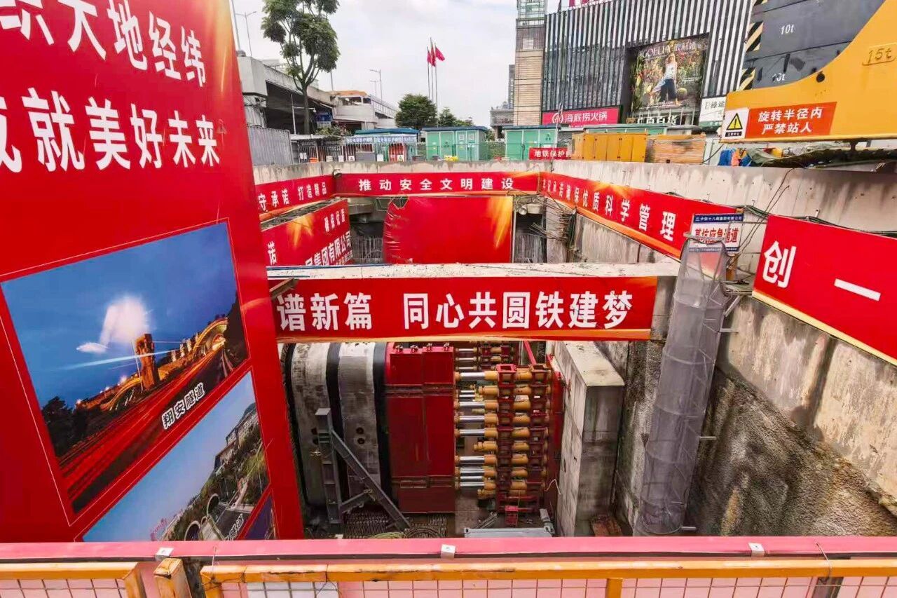 【上跨地铁、下穿高速！广州这条机场快速路建设迎来新进展→】近日，由中铁...