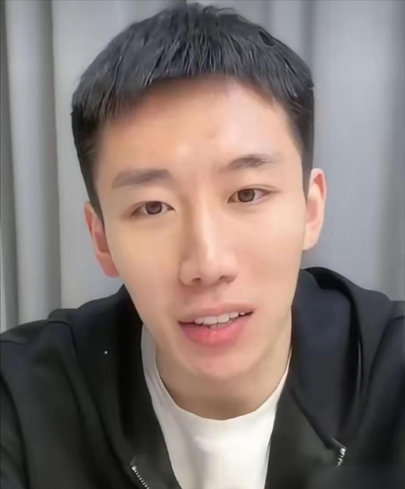 樊振东这事，程靖淇直播把底给漏了。
表面看是退出世界排名，实际是拿自己开刀，硬刚不参赛就罚款那条死规矩。程靖淇原话：樊振东真的是站在了很高的位置，为其他运动员去着想，去争取这样的权利。
八一队解散那年，他就是队里大哥，带着一帮兄弟找下家，没人掉队。这次又是他先站出来了。德甲萨尔布吕肯三冠王，世乒