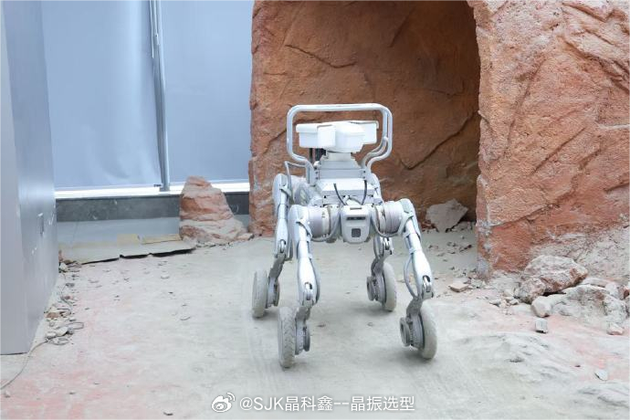 机器人是真能干活，还是光会表演？
今天南京开了个智能机器人应用技能大展，上百台海陆空的同场比拼——水下的能作业，机器狗能扛恶劣环境，连铺砖的都要跟技能冠军同台较量。阵势是真不小。
把镜头拉到全球看：中国的底牌是产业链全、制造强，心思都花在怎么把成本打下来、赶紧进工厂；美国死磕AI大脑 ​