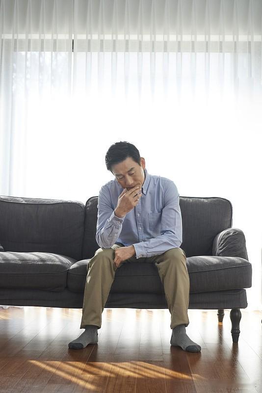 江西男子意外发现两个孩子都不是自己亲生的，起诉离婚后才知道妻子早已悄悄转移了1400万夫妻共同财产。
一边是多年付出的感情彻底沦为笑话，一边是真金白银的家庭积蓄被掏空，养了好几年的娃全是替别人养，半辈子打拼的家底被卷走大半，这种双重暴击换谁遇上都得崩溃。