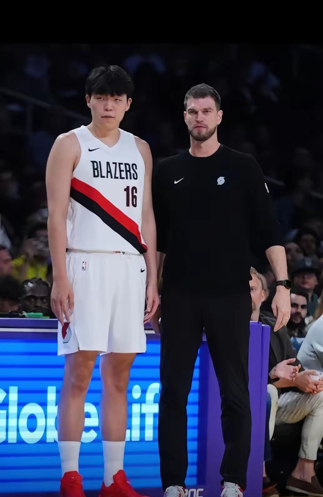 又被下放发展联盟了！再加上连续两场不能上场，杨翰森能否申请交易、转会转队呢？

北京时间10月29日，开拓者官方正式宣布将杨瀚森下放至G联赛附属球队撕裂之城混音队。新赛季打了三场，他只在揭幕战打太阳时捞了12分钟垃圾时间，拿到5分3篮板，之后打国王、打湖人连续两场DNP，名字都没被教练叫起来。

问