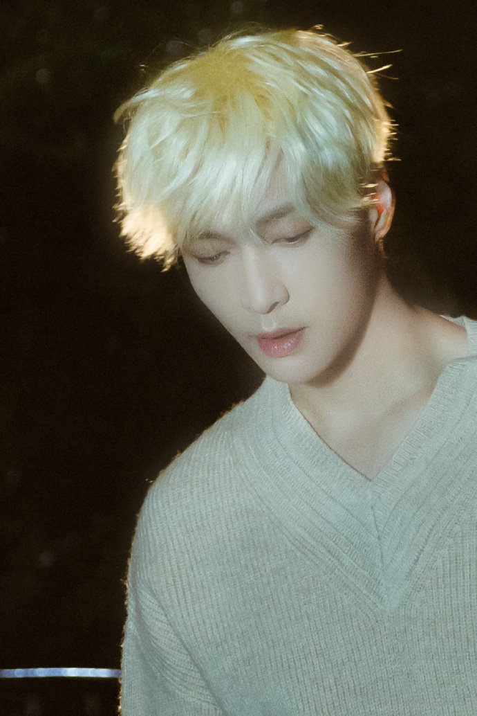 #张艺兴[超话]#  
这一套也算是营业里的top级了
秋天也会遇到心软的神吗[爱慕][爱慕][爱慕] ​